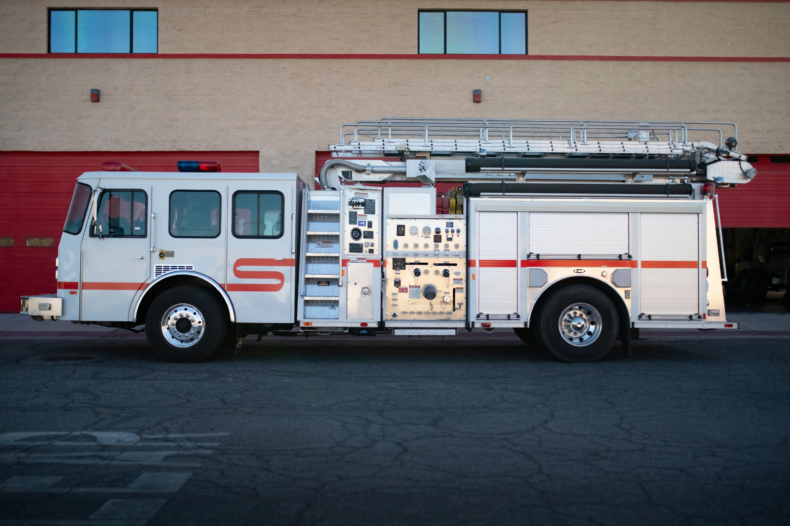 2003 E-One Typhoon 50' Quint - image 23