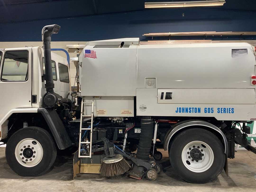2000 Johnston 605 Sweeper