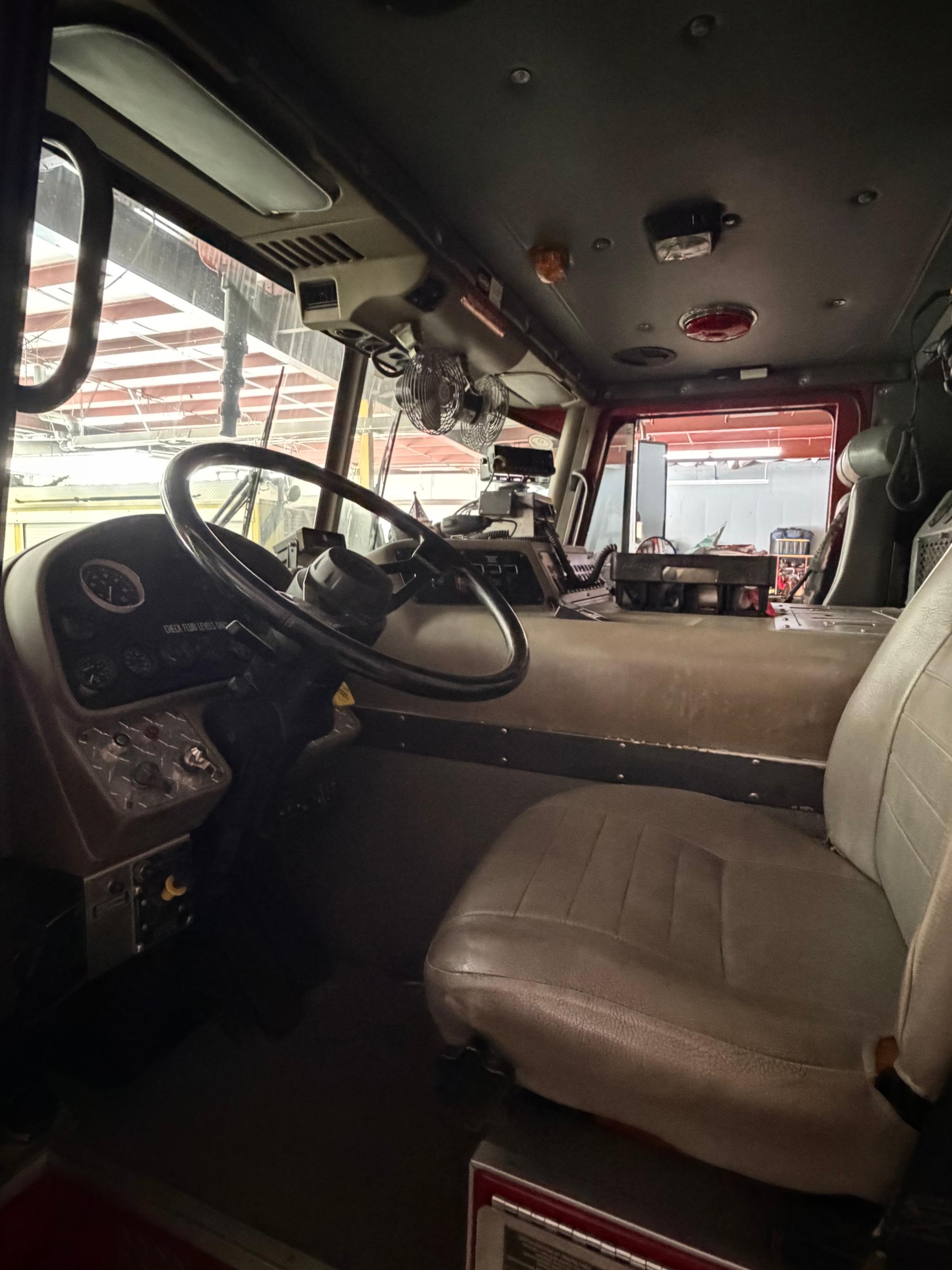 1997 Saulsbury Spartan 65' Telesquirt - image 3