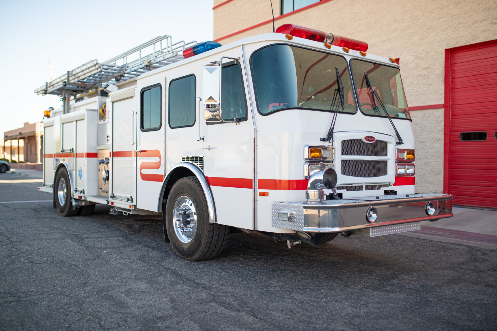 2003 E-One Typhoon 50' Quint - image 1