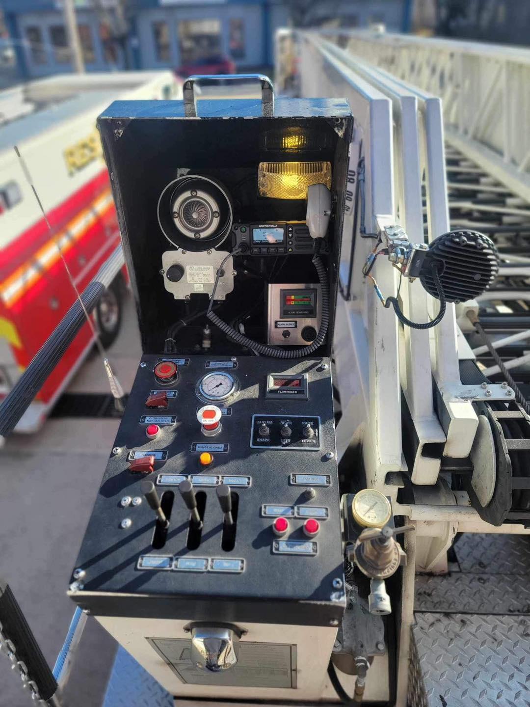 2002 American LaFrance Eagle 85' Tower - image 25