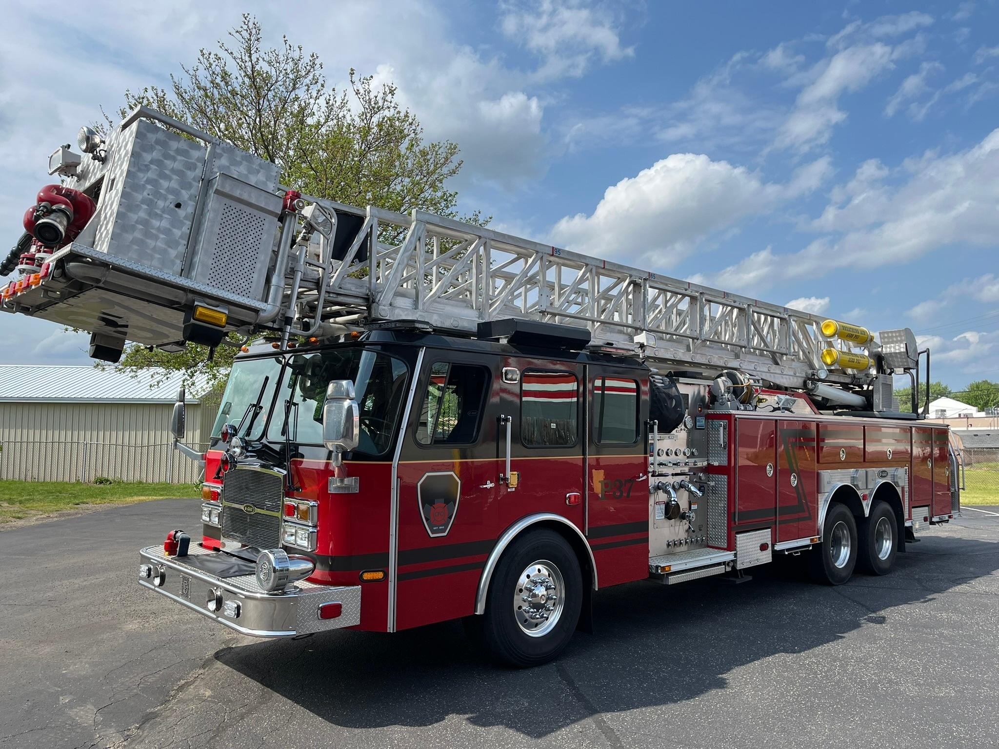 2003 E-One Cyclone 95' Aerial - image 1