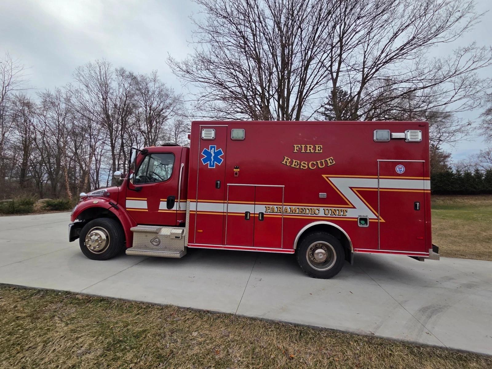 2016 PL-Custom Freightliner Type I Ambulance - image 4