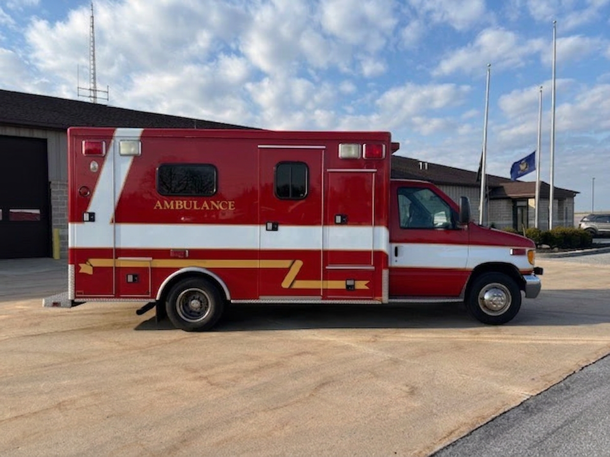 2001 AEV Ford Type III Ambulance - image 3