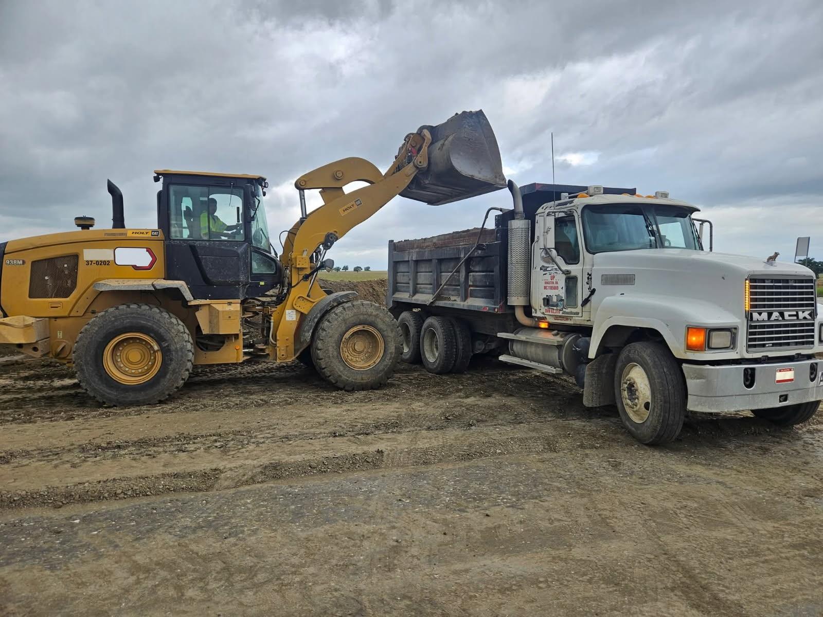 2005 Mack CHN613 Dump Truck - image 3