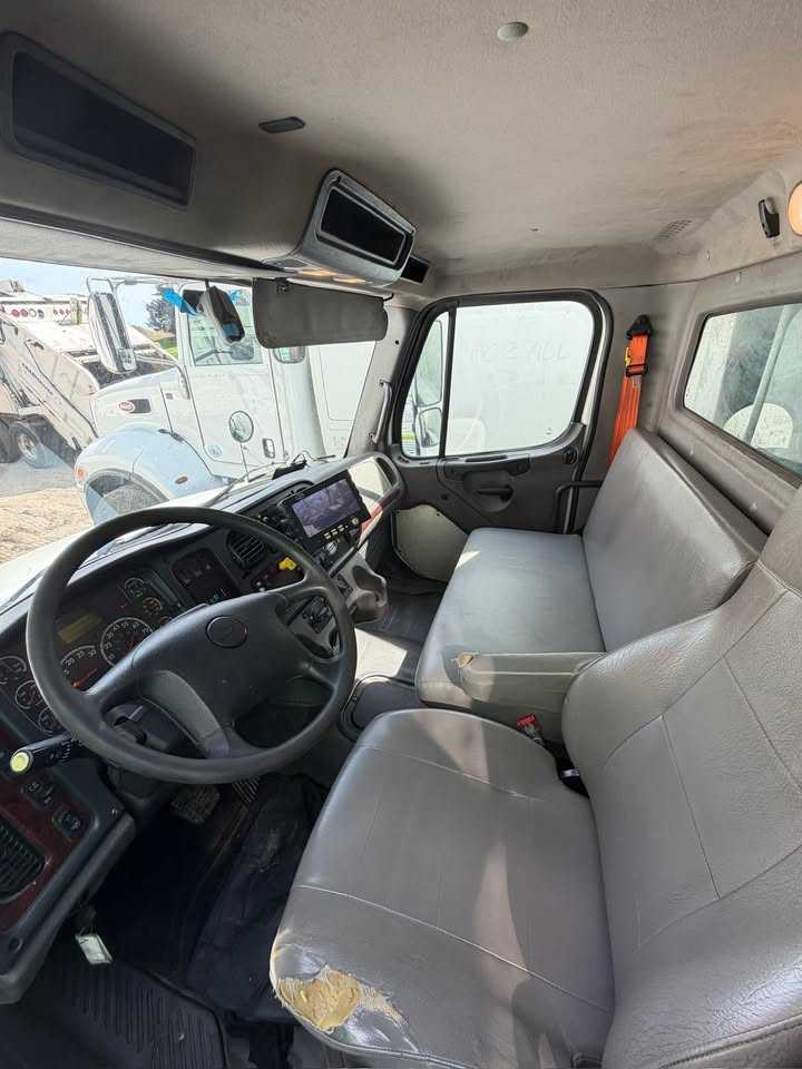 2020 Freightliner New Way Rear Loader — photo 7