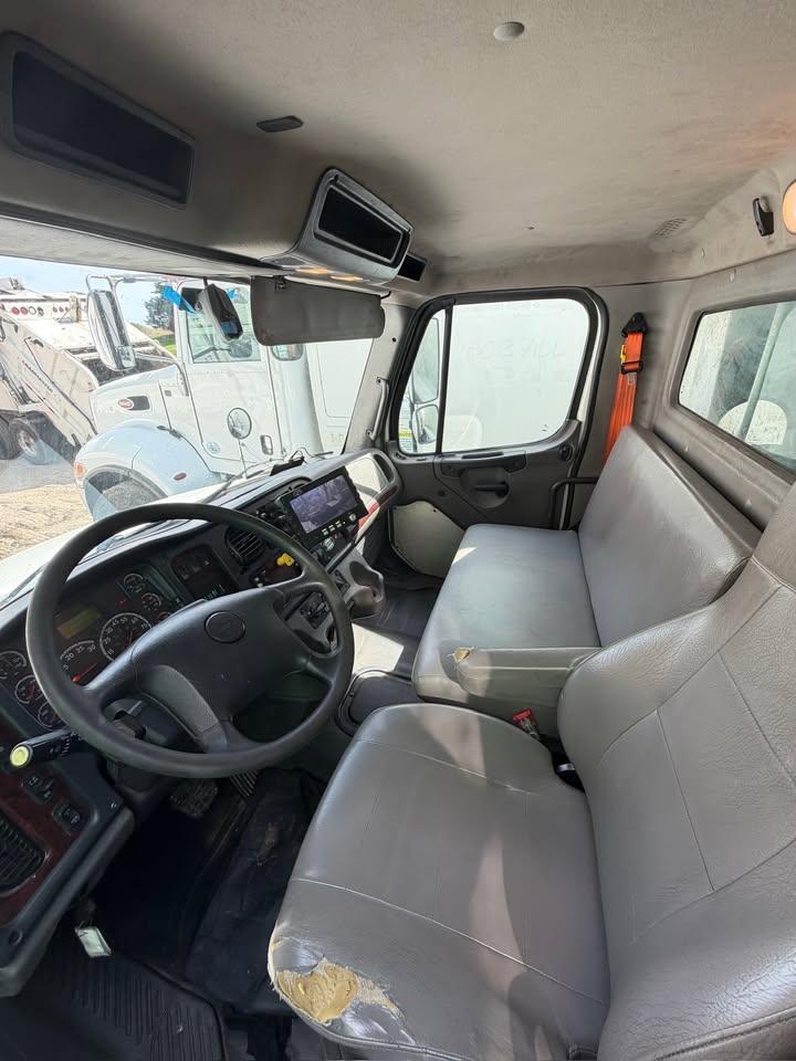 2020 Freightliner New Way Rear Loader - image 7