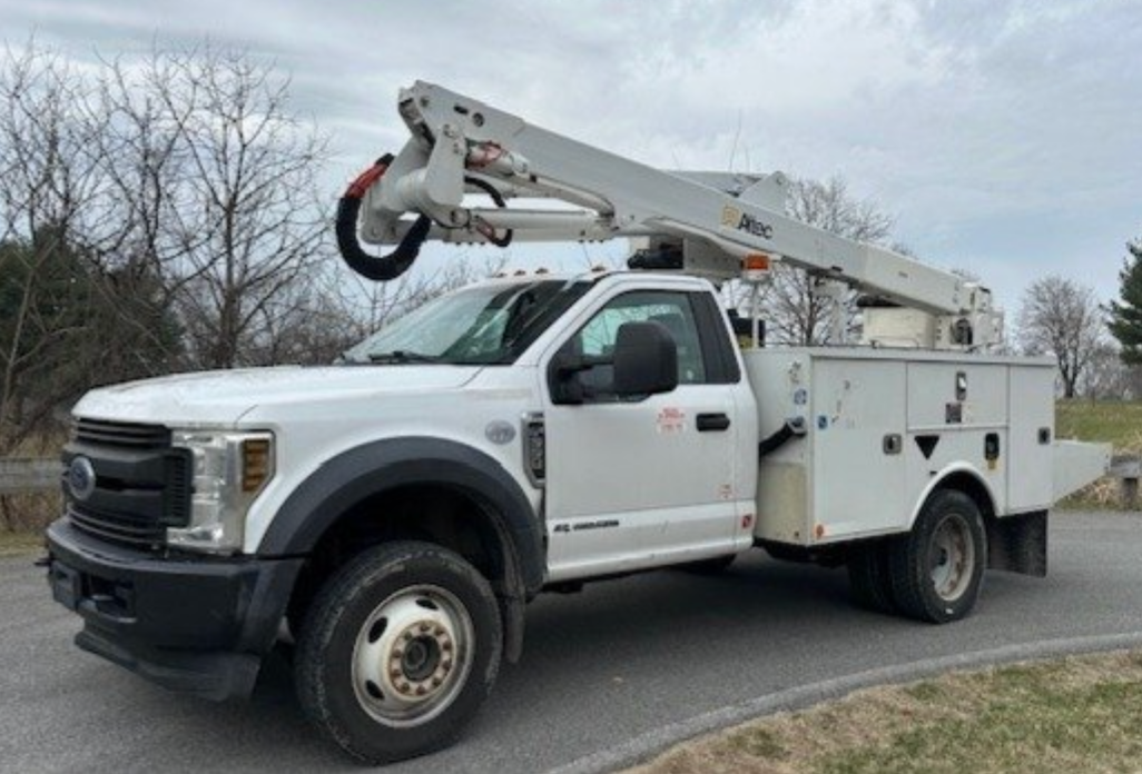 2019 Ford F550 4x4 Bucket Truck w/ Altec AT40G Boom (45 ft) - image 9