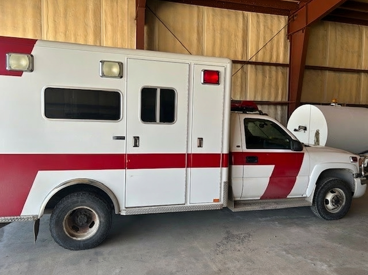 2004 GMC Type III Ambulance - image 3