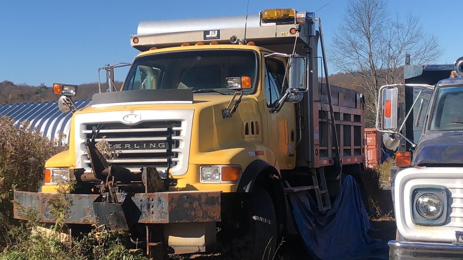 2005 Caterpillar Dump Truck - image 1
