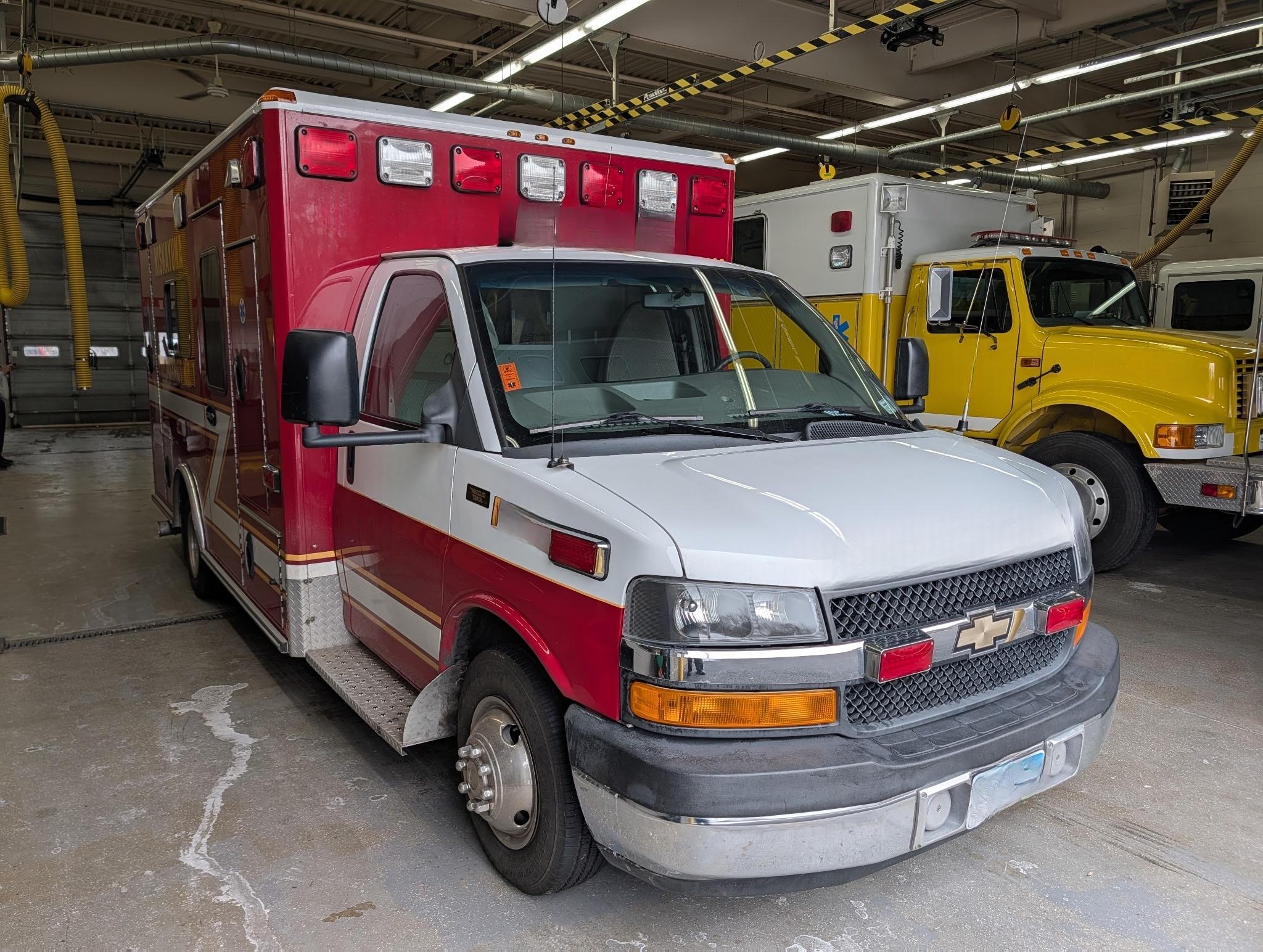 2010 Chevrolet Express 4500 Type III Ambulance - image 2
