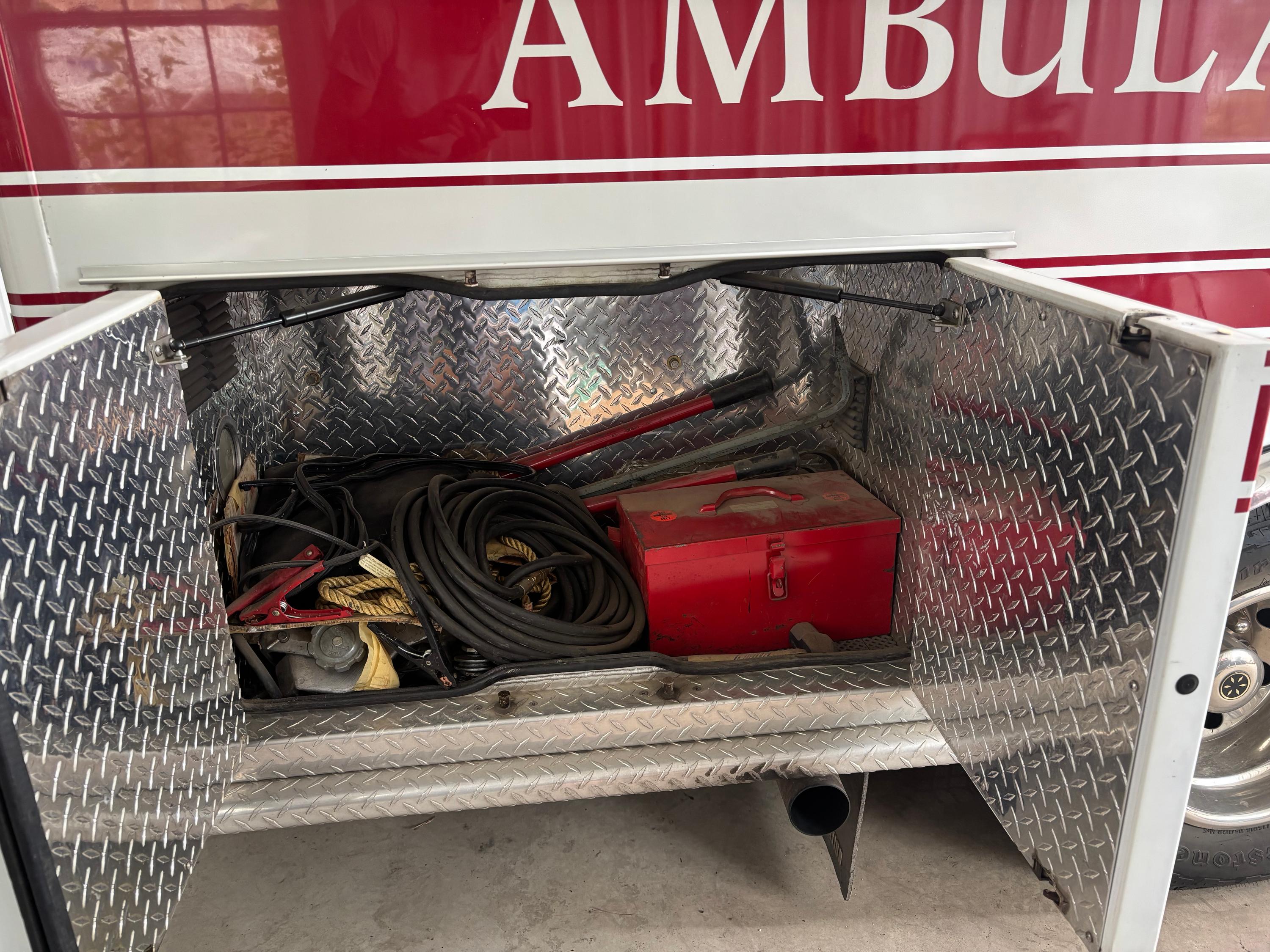 1996 MedTec Ford Type III Ambulance - image 4