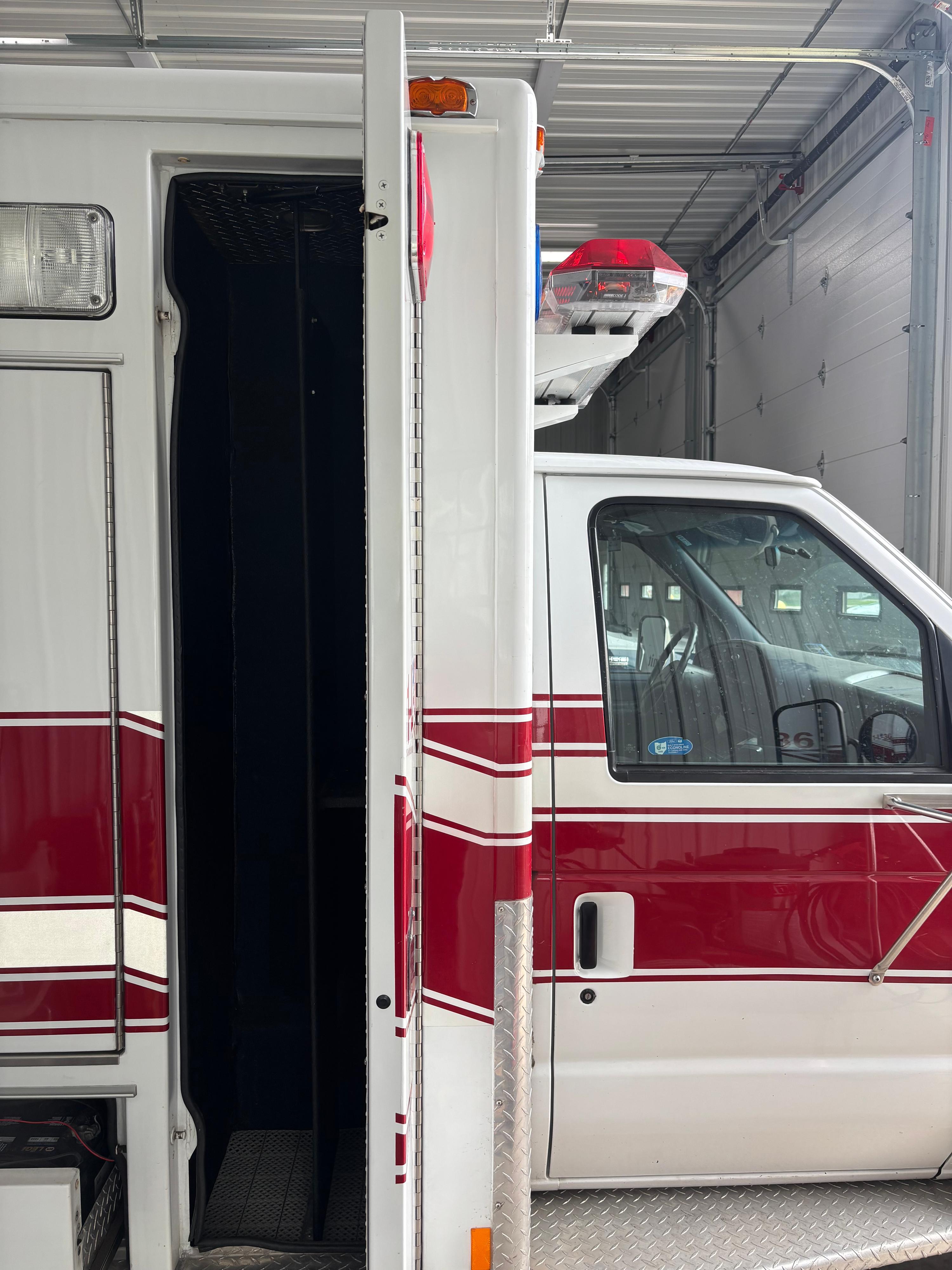 1996 MedTec Ford Type III Ambulance - image 6