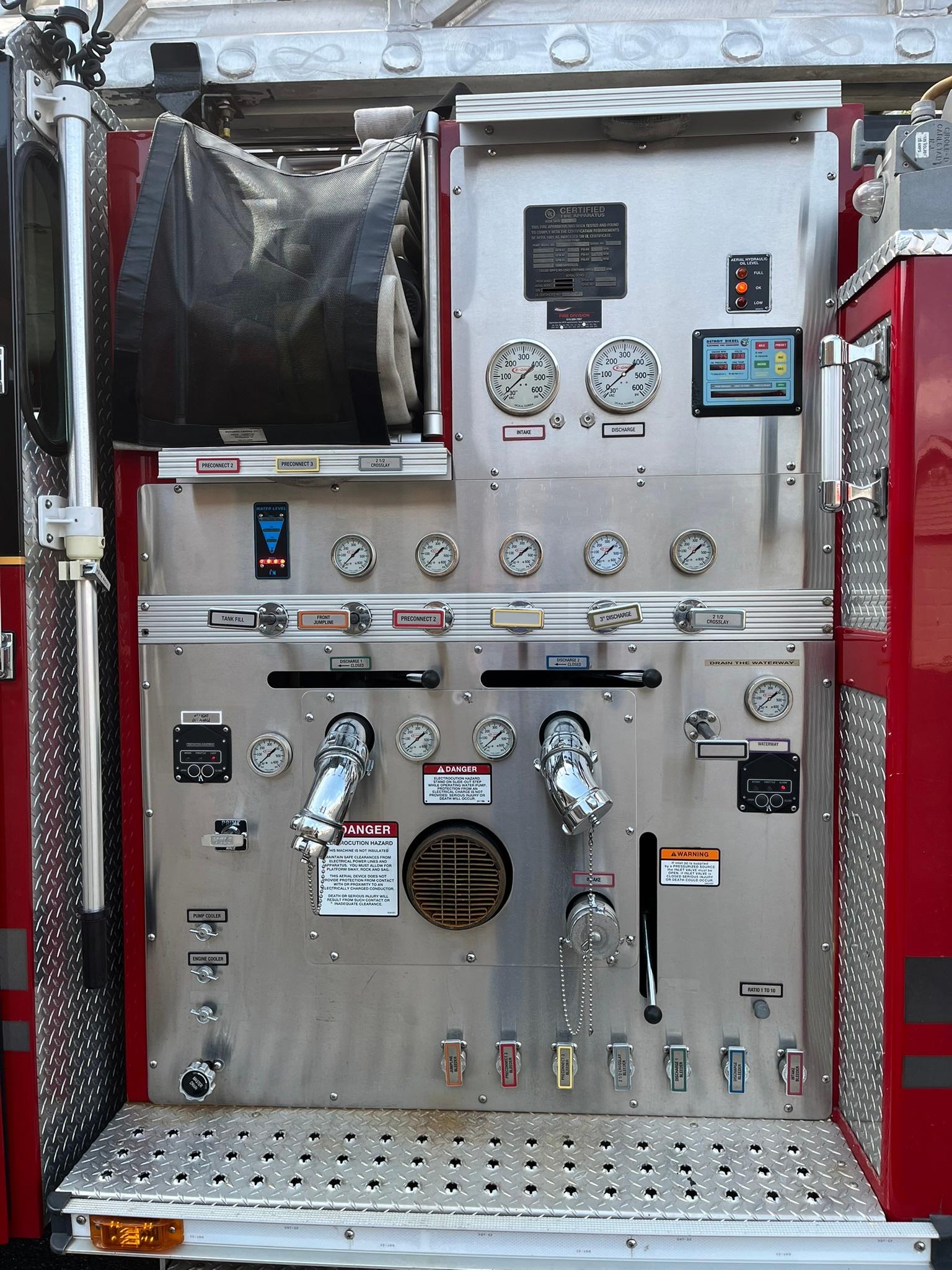 2003 E-One Cyclone 95' Aerial - image 16