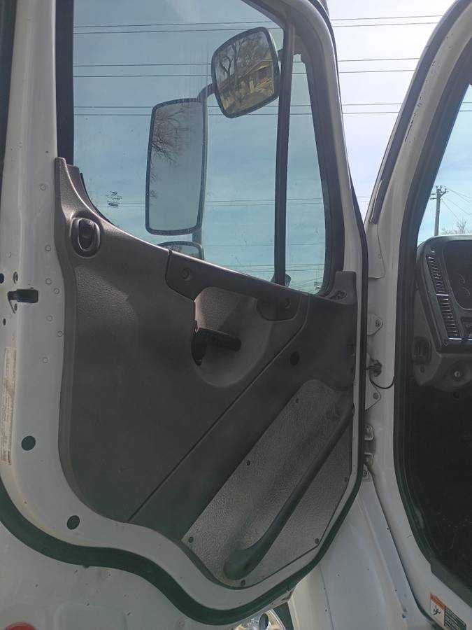 2013 Freightliner M2 — photo 7