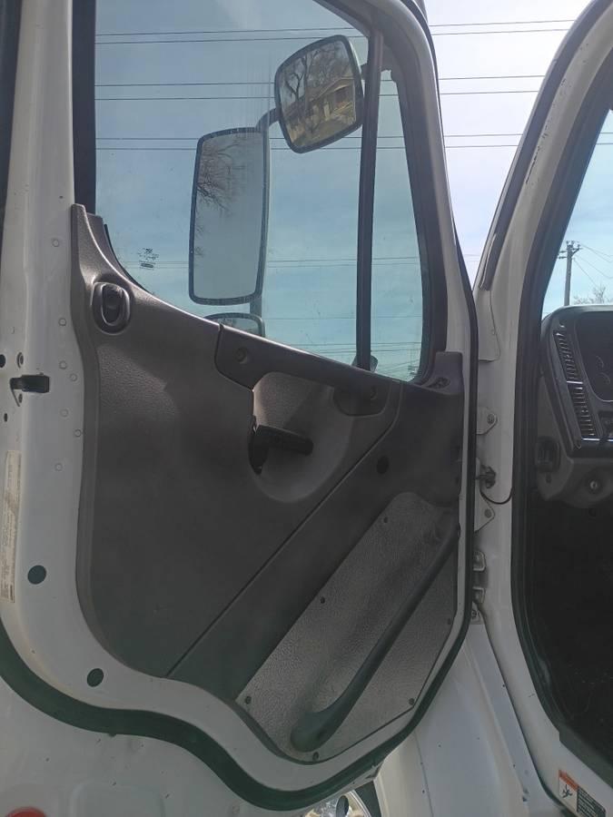 2013 Freightliner M2 - image 7