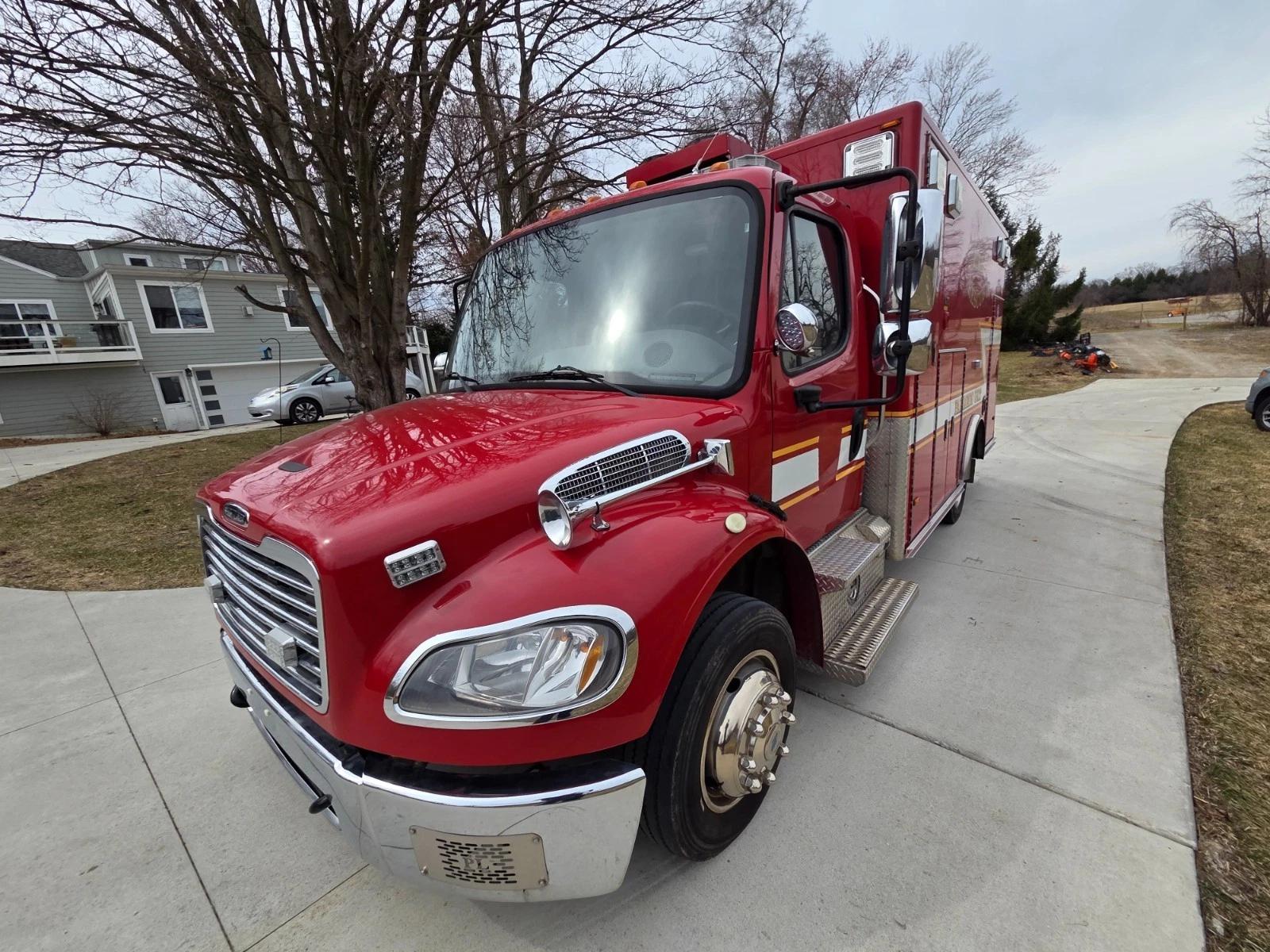 2016 PL-Custom Freightliner Type I Ambulance - image 7