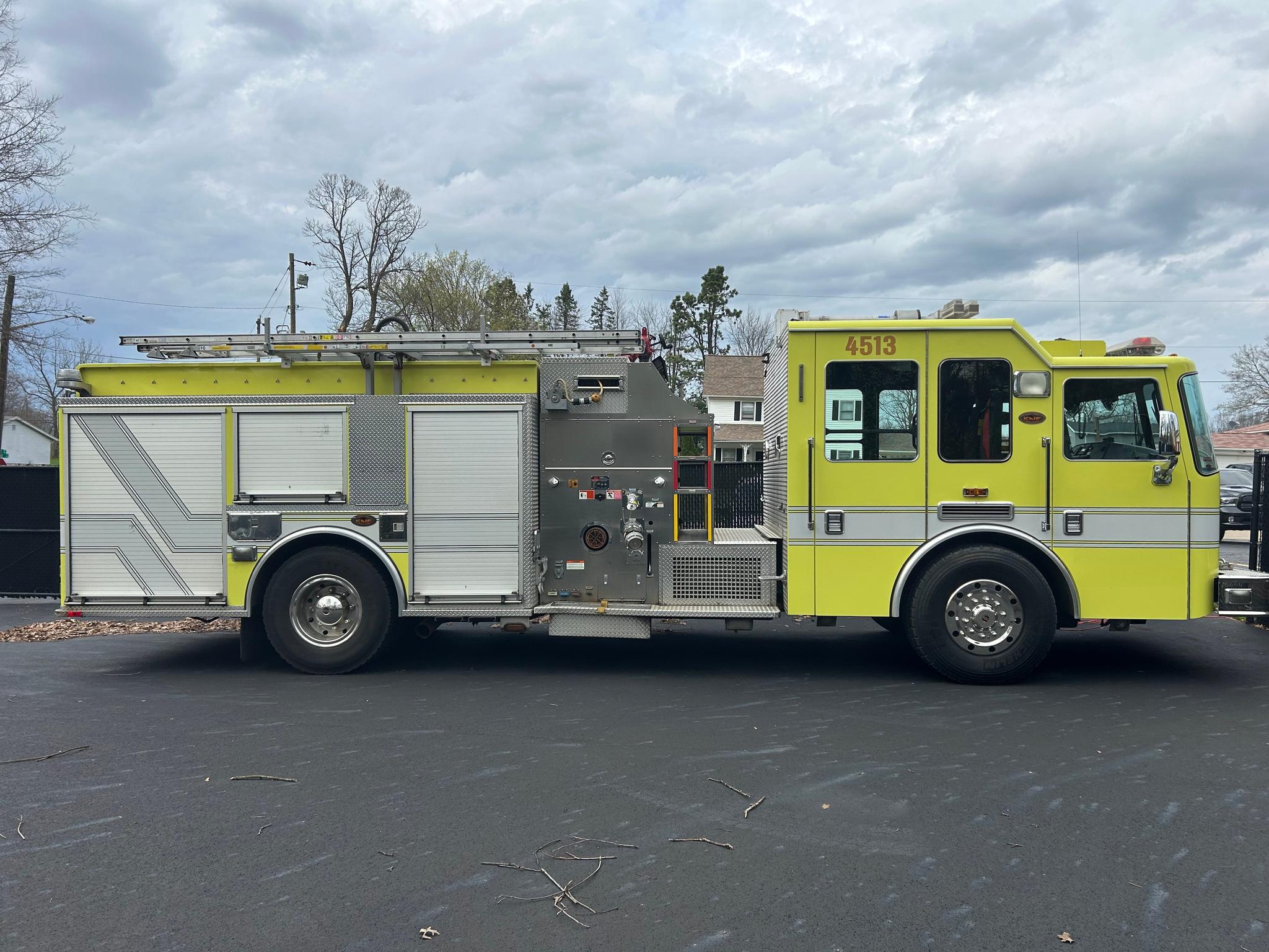 2005 KME Predator Pumper - image 1