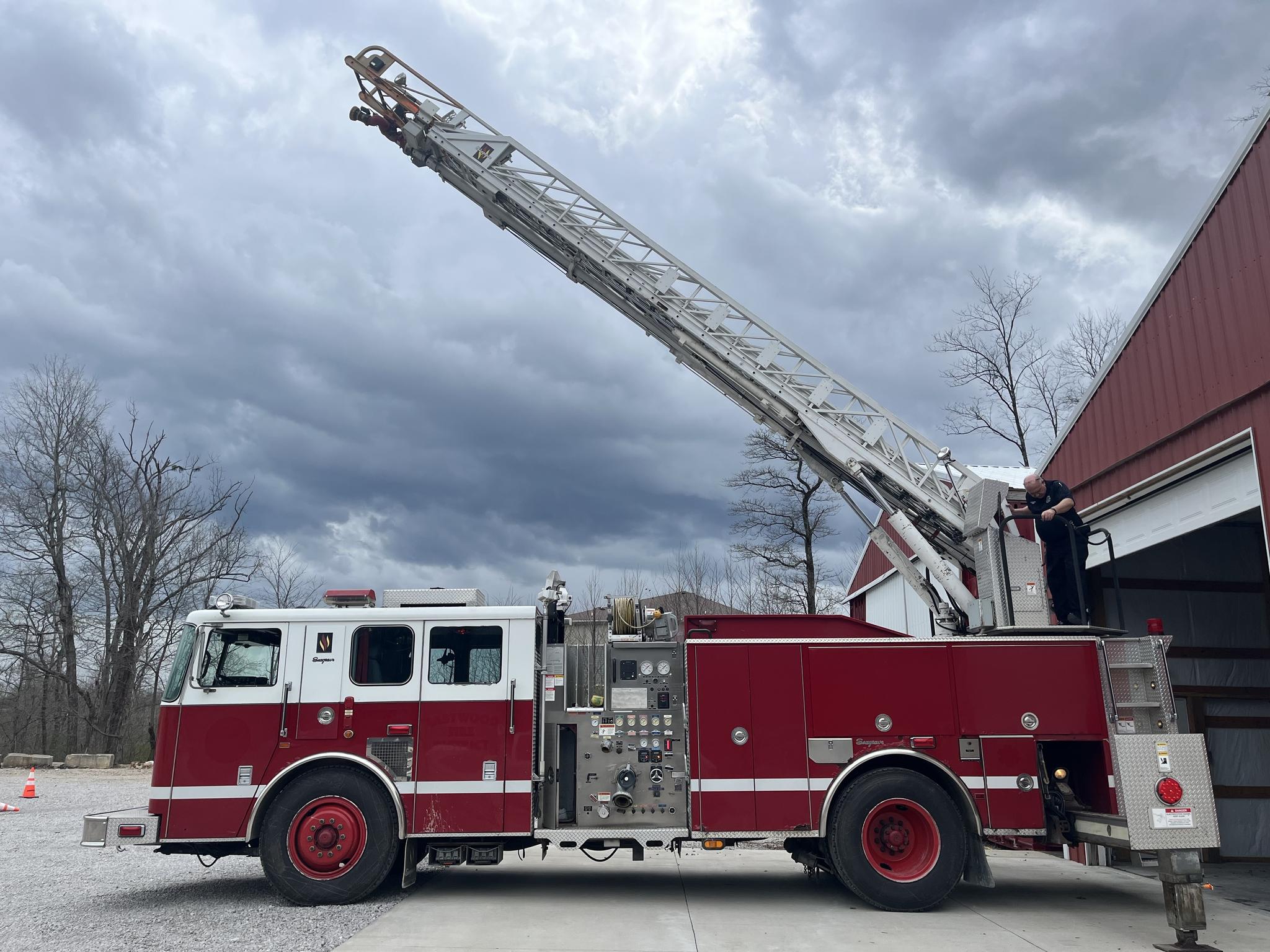 2004 Seagrave Mean Stick 75' Aerial - image 5