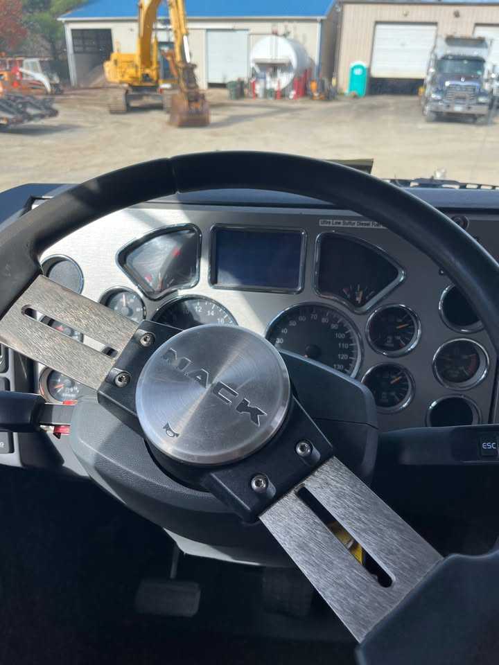 2012 Mack GU713 Dump Truck — photo 8