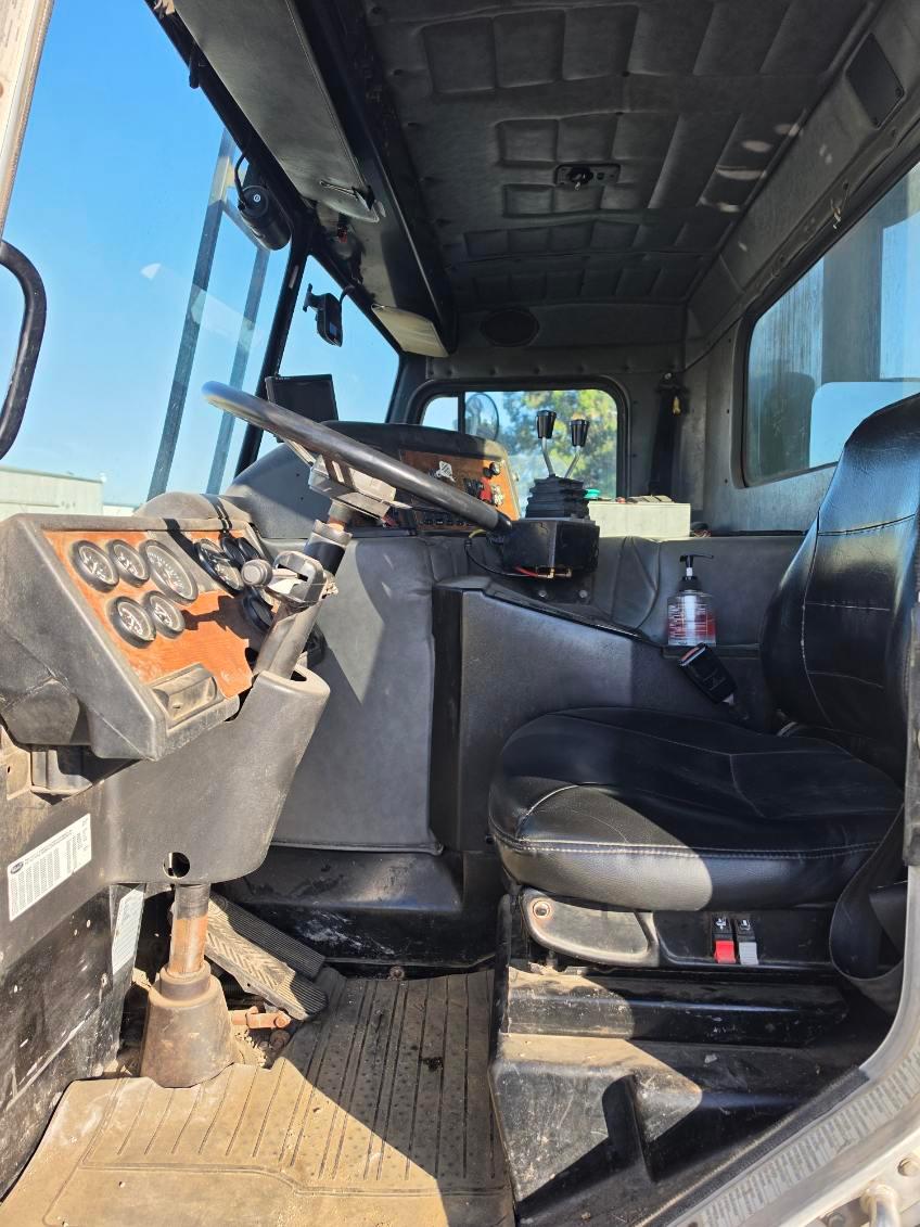2009 Peterbilt New Way Front Loader - image 6