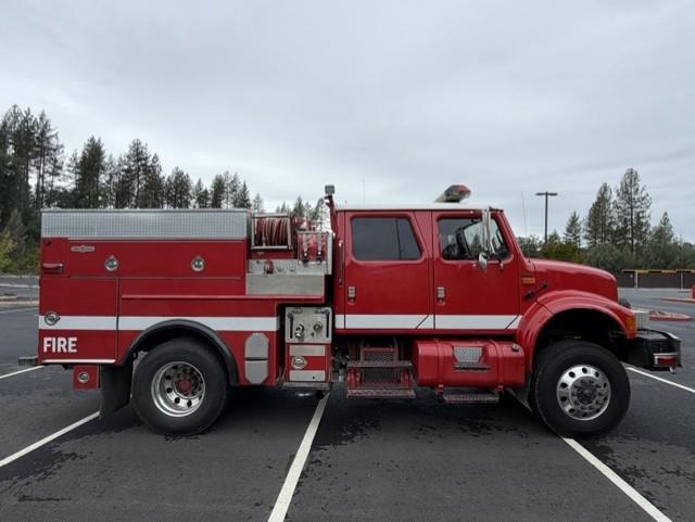 2001 International 4800 4x4 Pumper - image 2