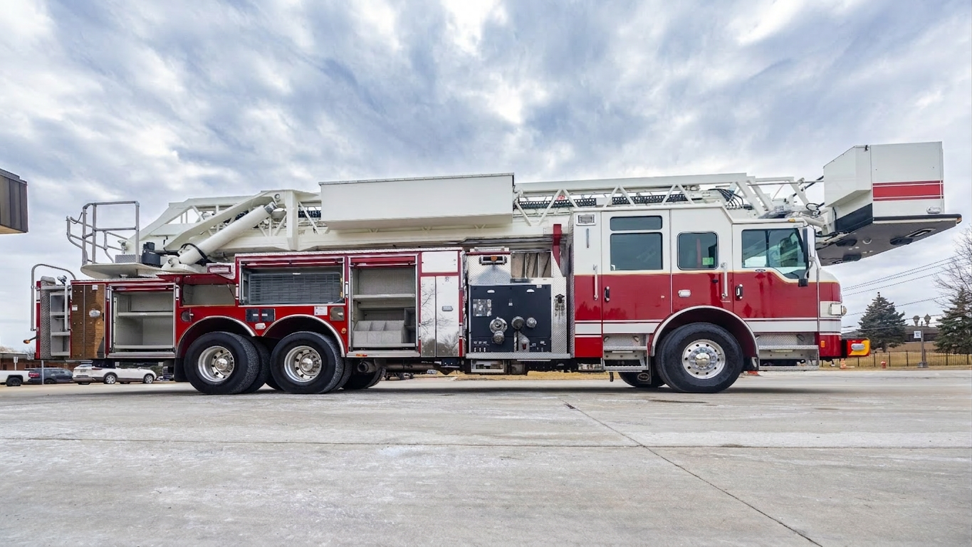 2016 Pierce Velocity 100' Quint - image 19