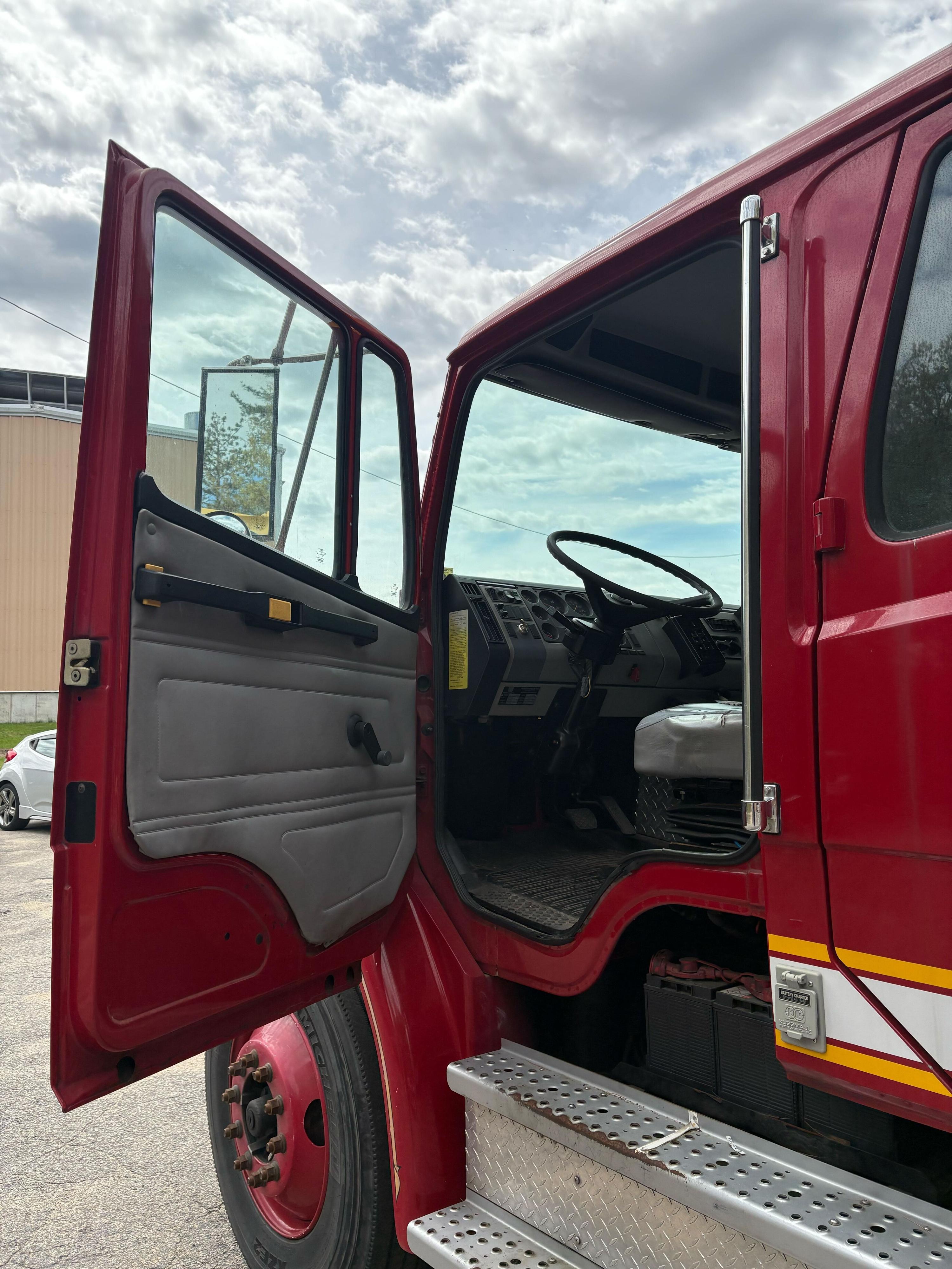 2000 Freightliner Pumper - image 9
