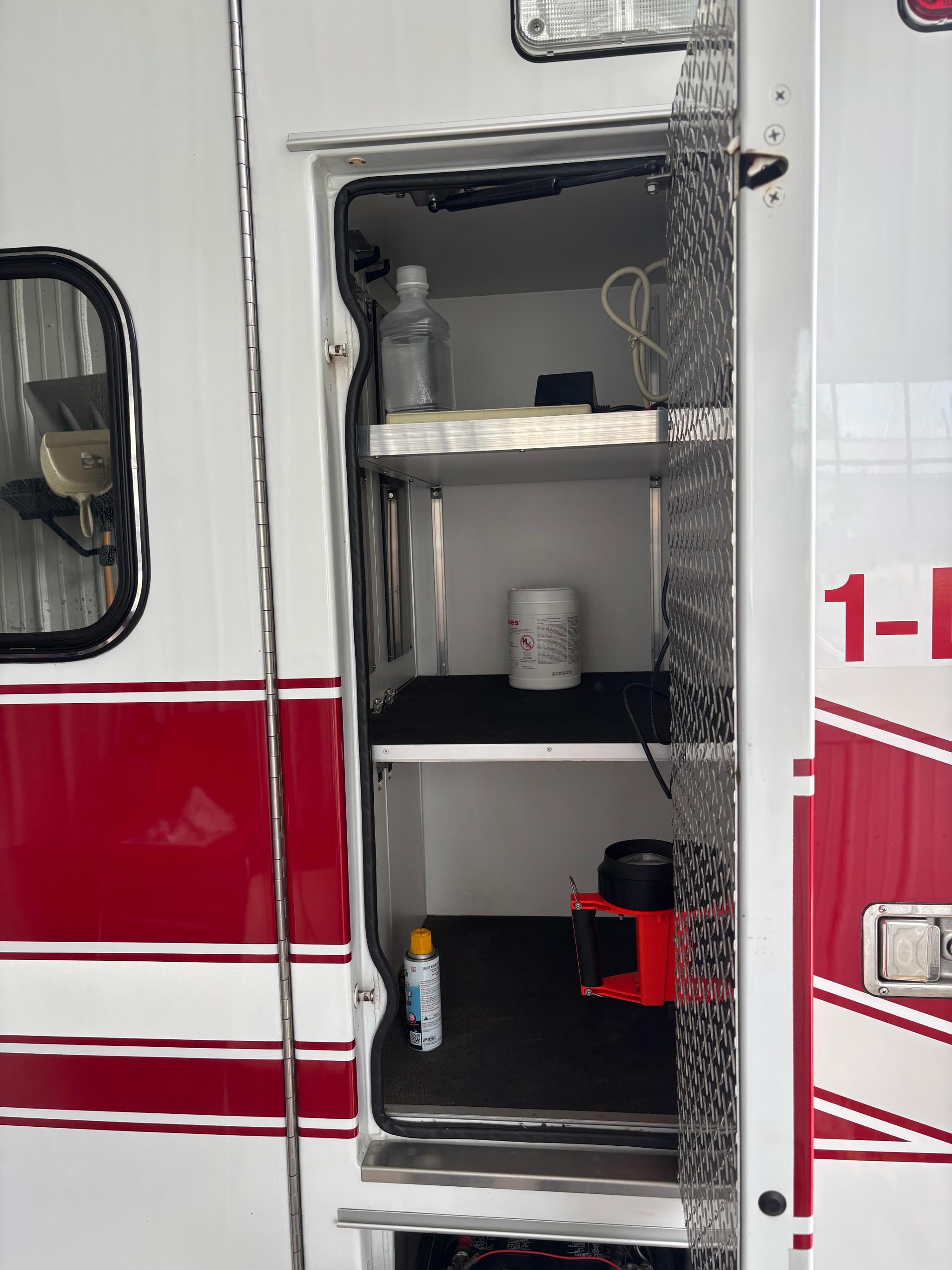 1996 MedTec Ford Type III Ambulance - image 5
