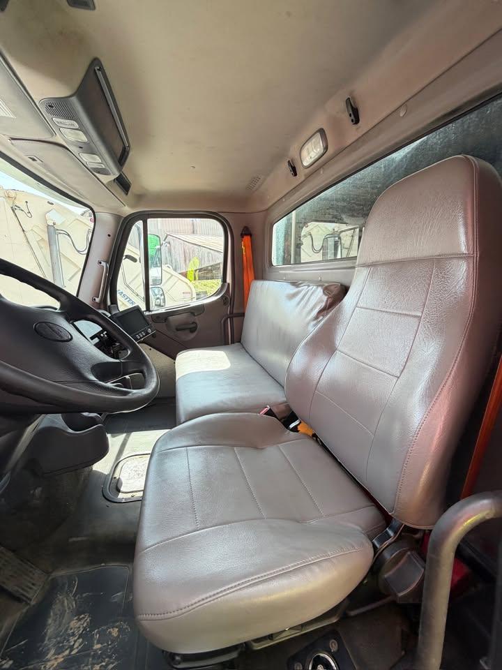 2021 Freightliner New Way Rear Loader - image 7