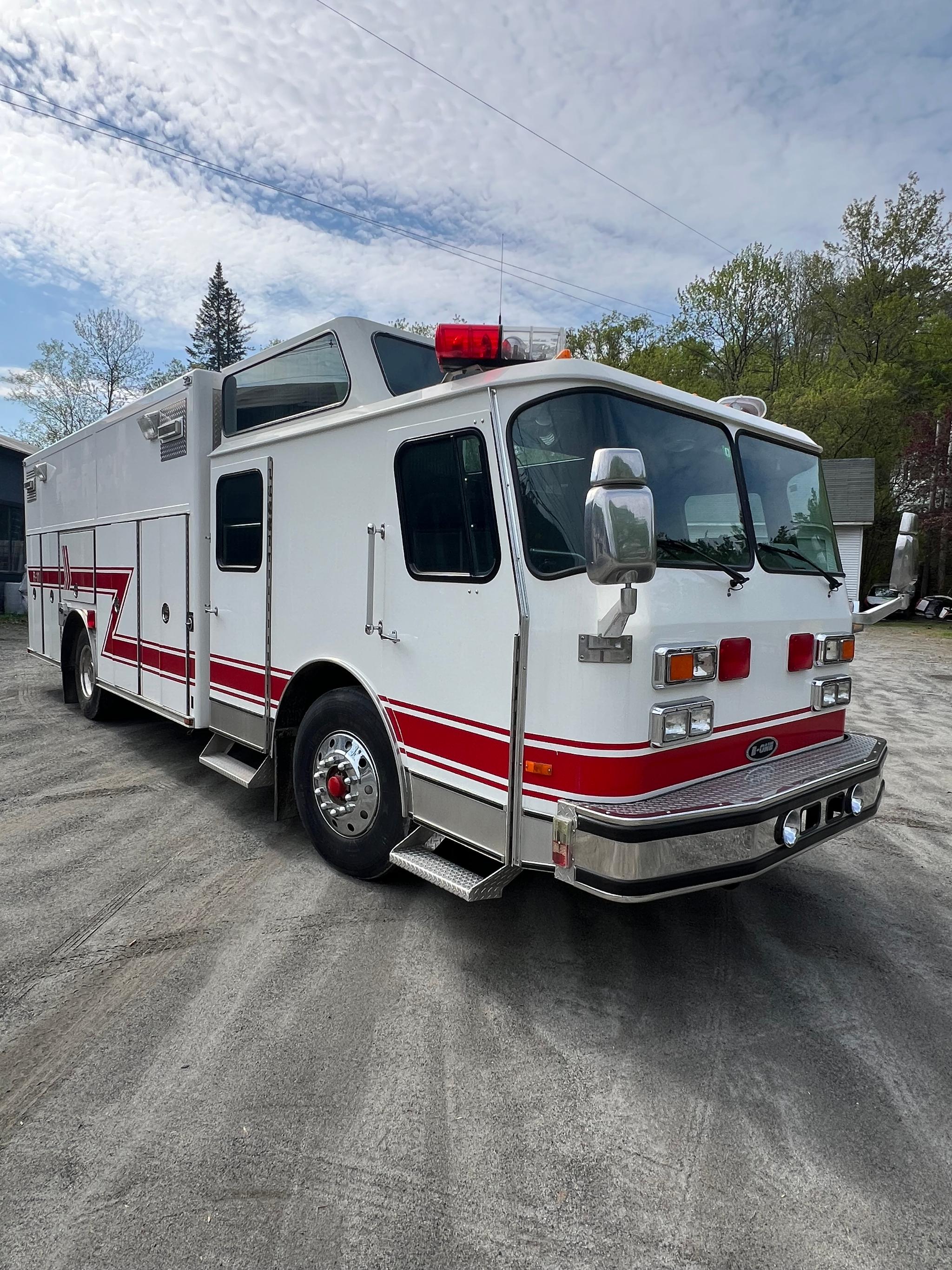 1991 E-One Federal Cyclone Heavy Rescue - image 2
