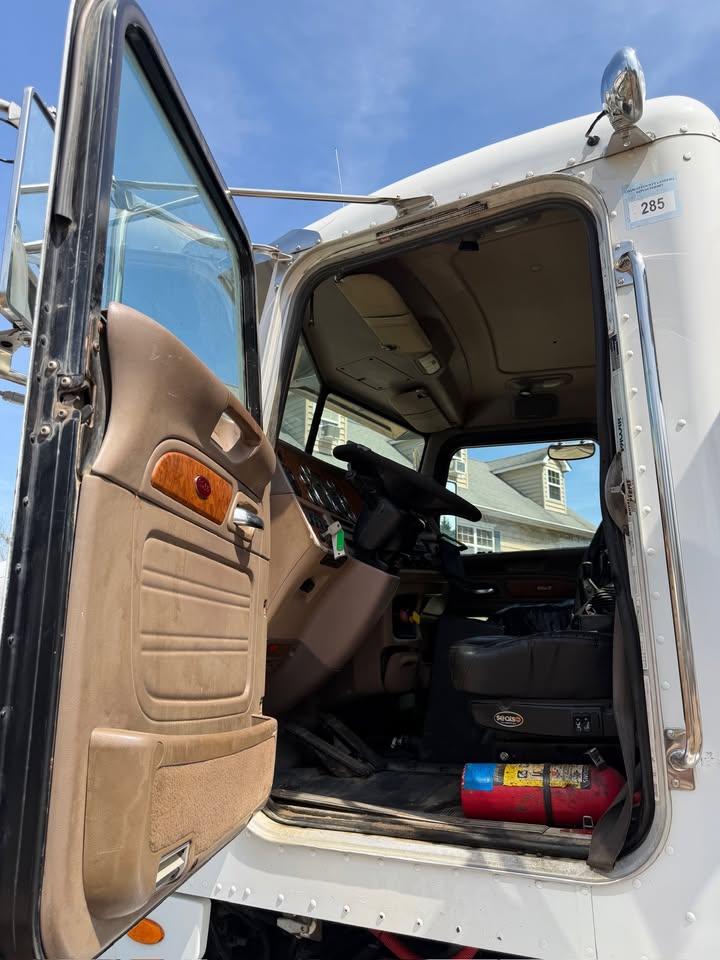 2008 Peterbilt Roll-Off - image 9