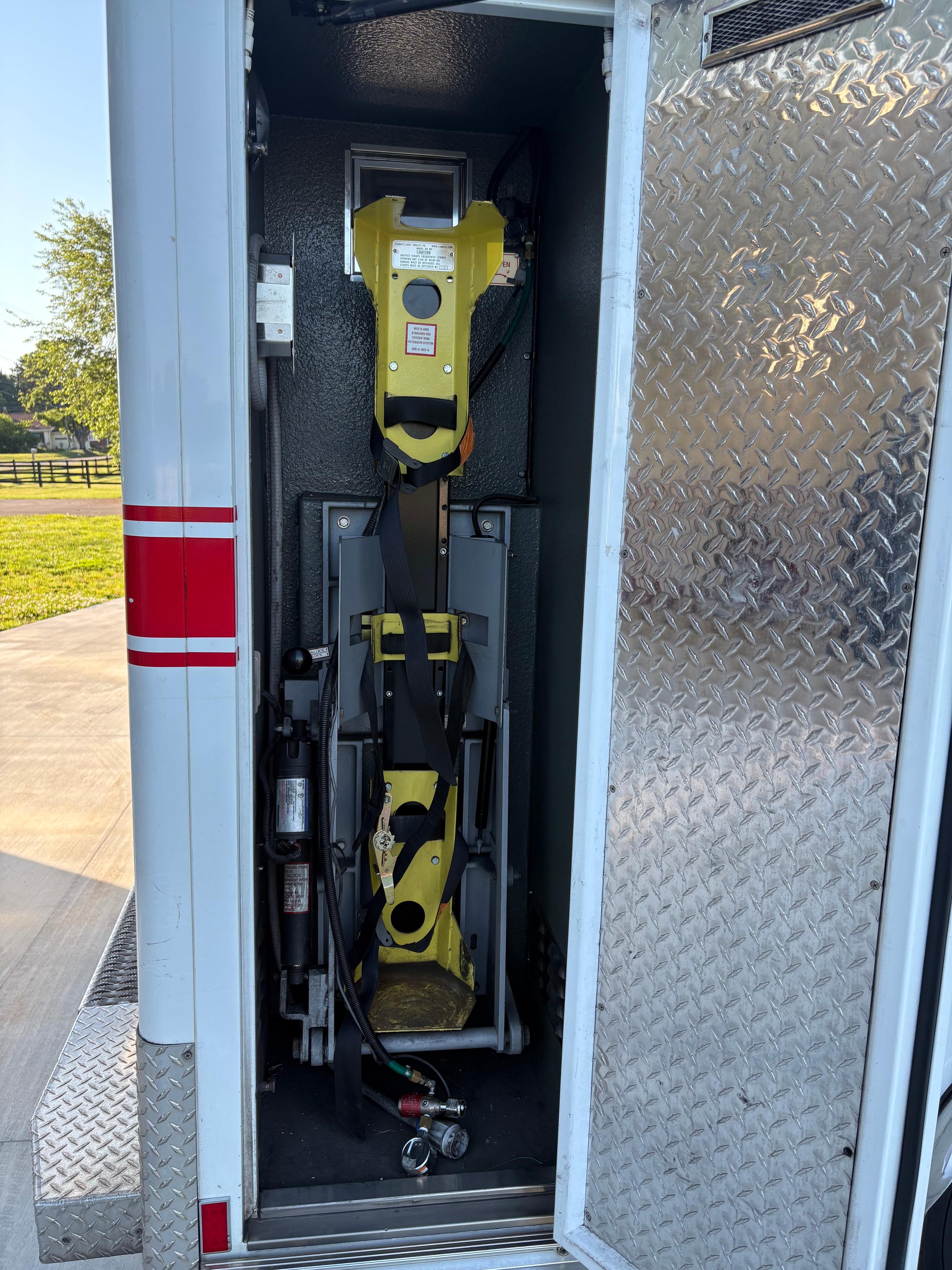 2016 LifeLine Dodge 4x4 Type I Ambulance - image 15