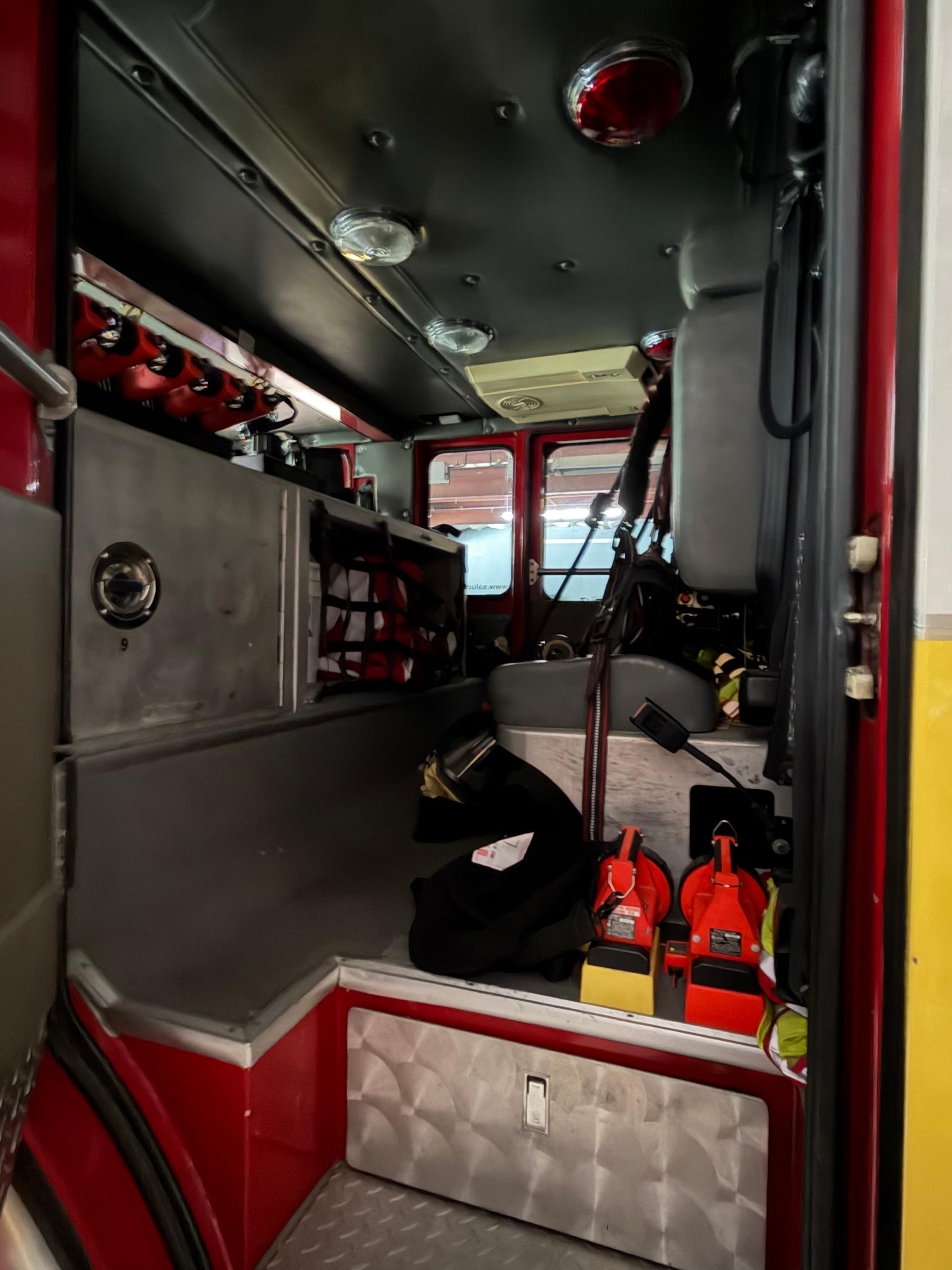 1997 Saulsbury Spartan 65' Telesquirt - image 4