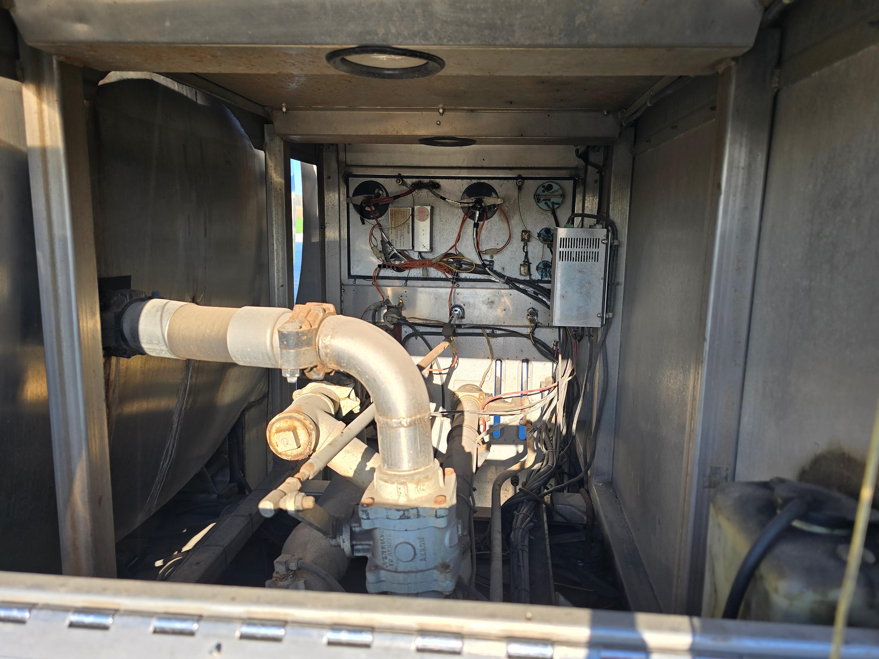 1993 Ford L8000 Pumper Tanker - image 20