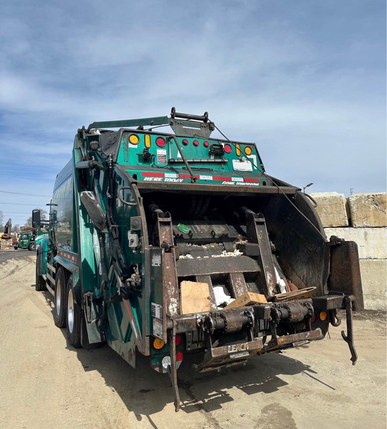 2023 Kenworth Leach Rear Loader - image 4