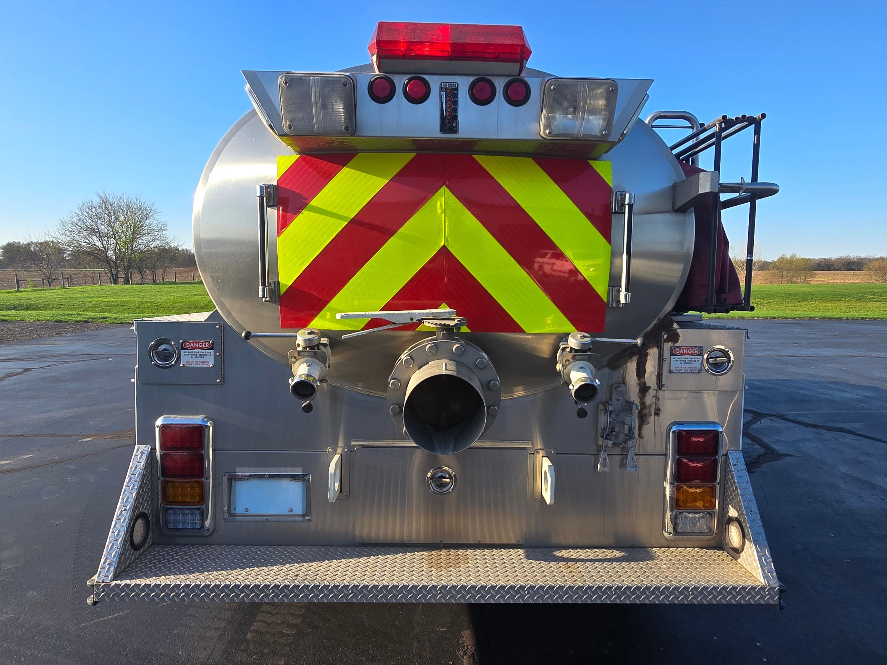 1993 Ford L8000 Pumper Tanker - image 3