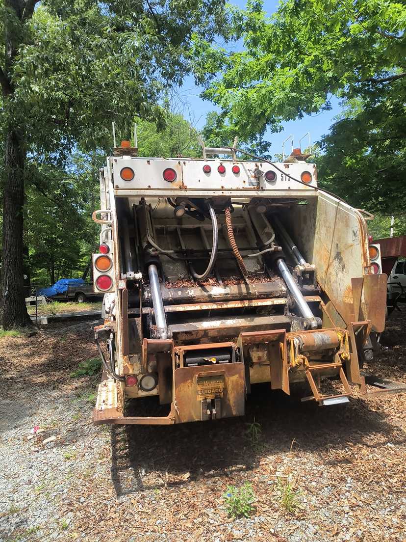 2000 GMC Leach Rear Loader — photo 3