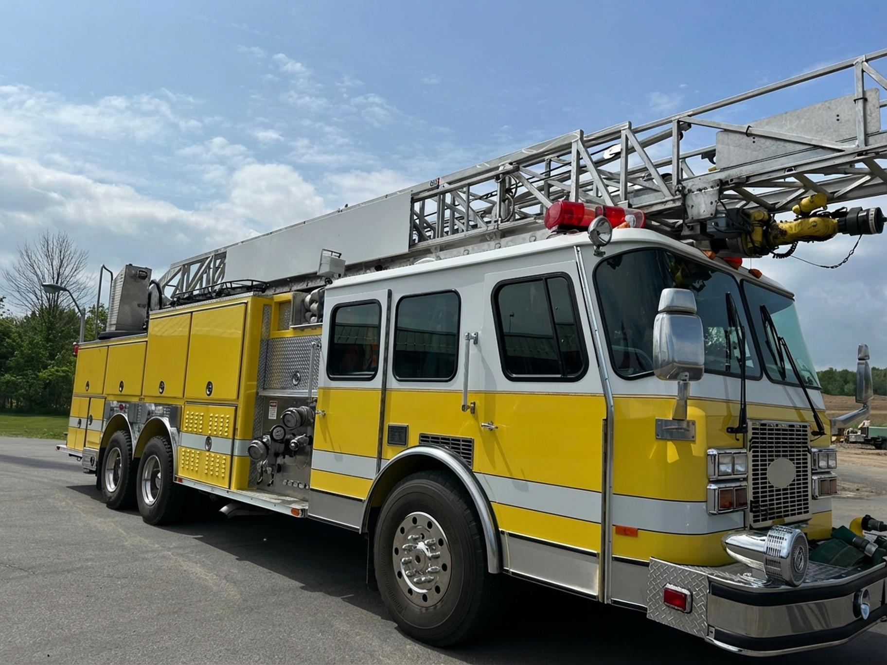 1995 E-One 80' Quint - image 1
