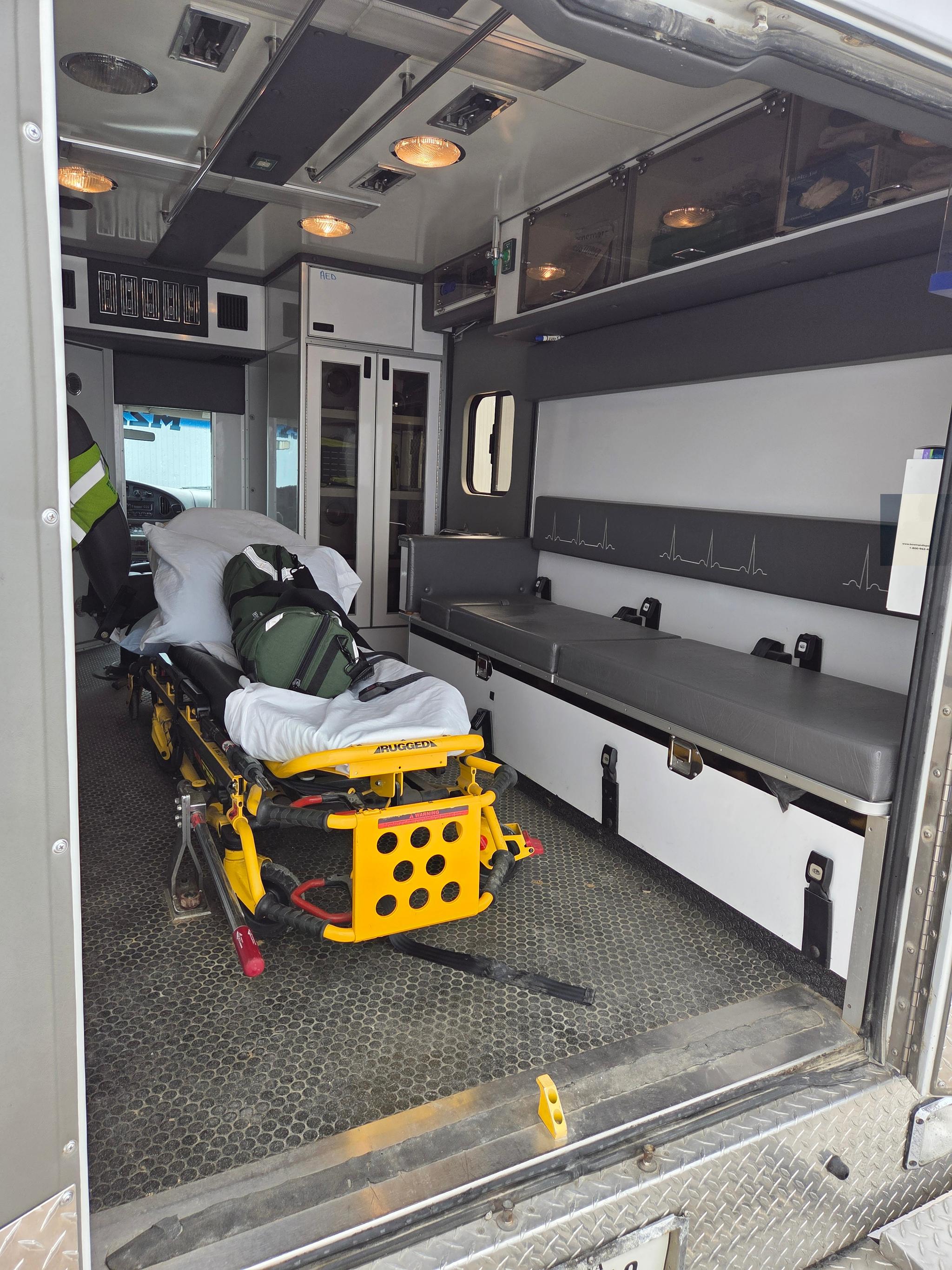 1999 MedTec Ford Type III Ambulance - image 4
