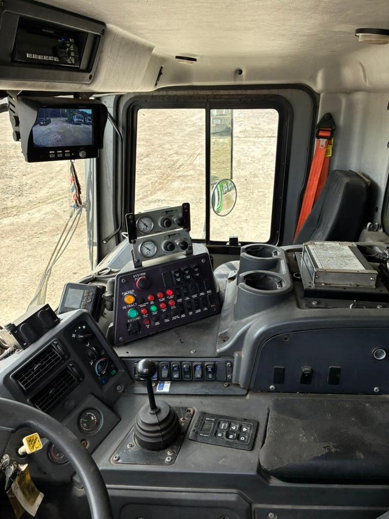 2017 Mack Heil Front Loader - image 16