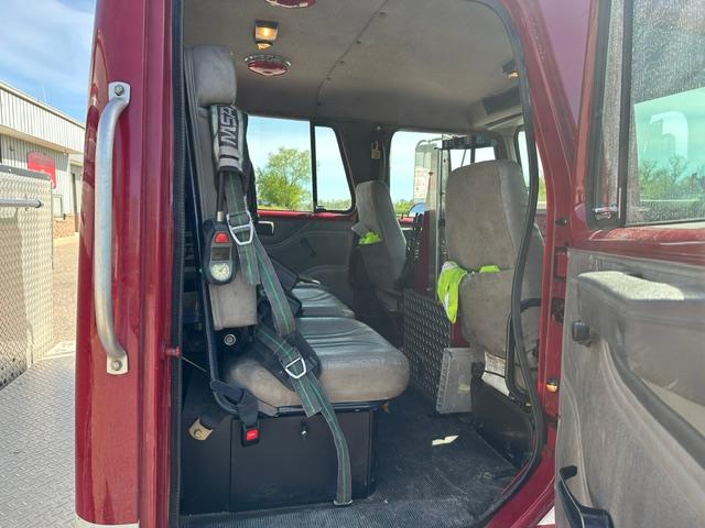 2001 International 4900 Heavy Rescue - image 9