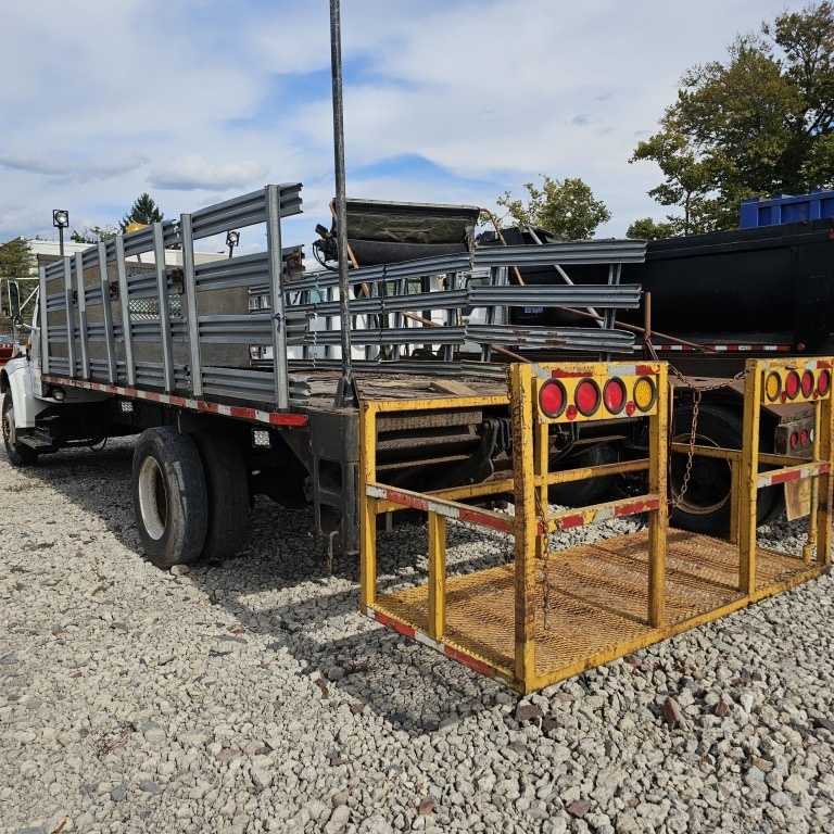 2000 international 4700 stake body