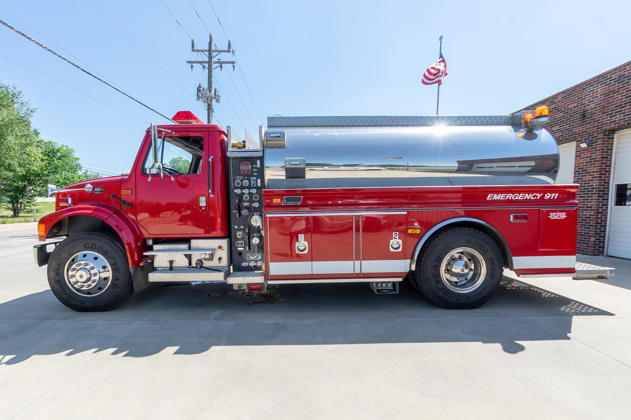 2001 New Lexington International Tanker - image 3