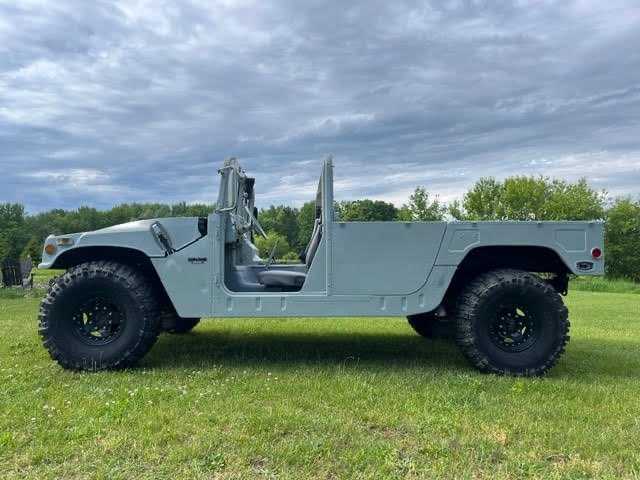 bold 1991 Hummer H1