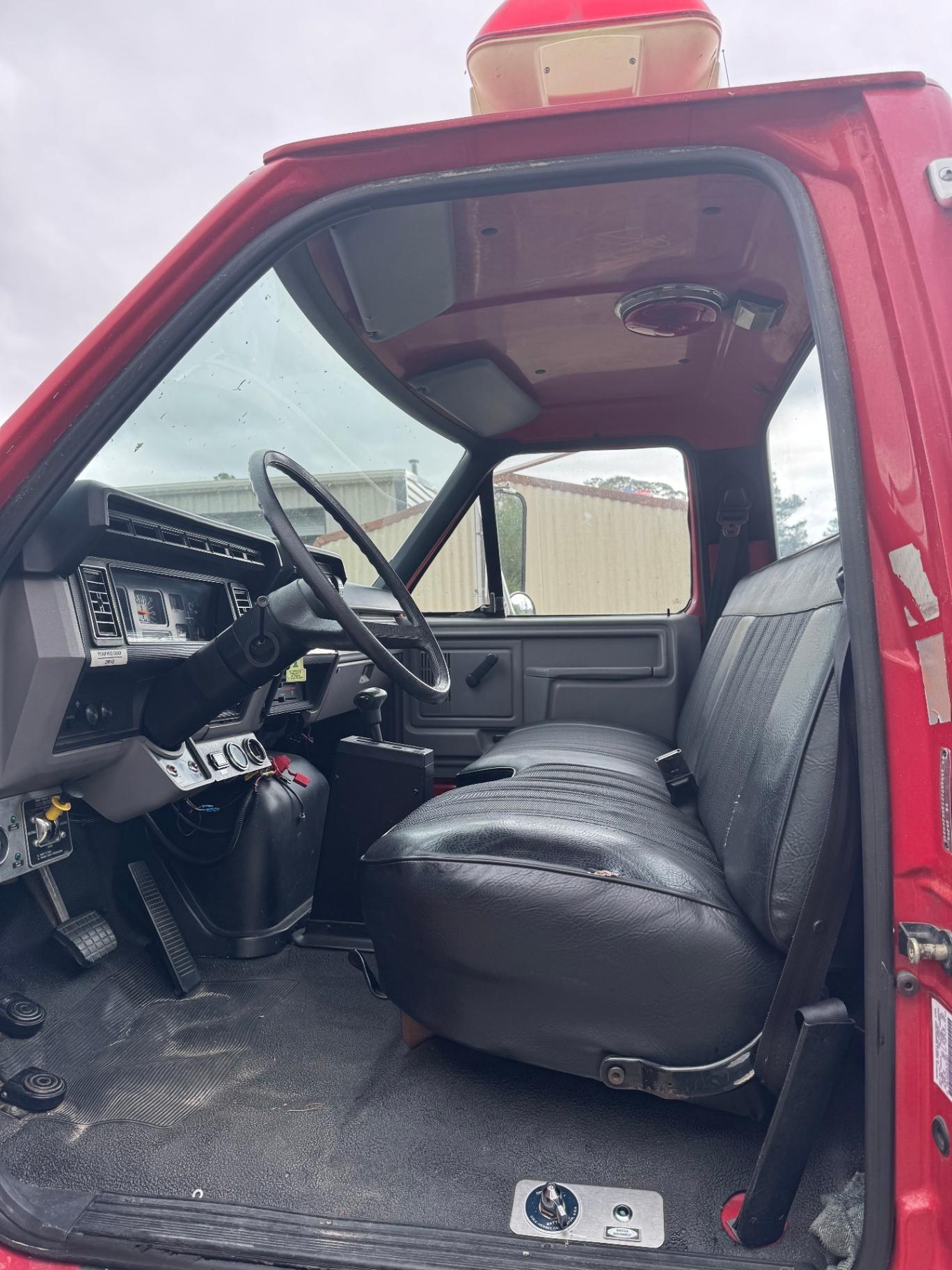 1997 E-One Ford Pumper - image 3