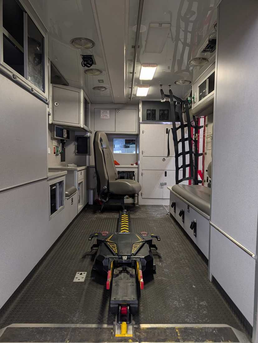 2010 Chevrolet Express 4500 Type III Ambulance — photo 4