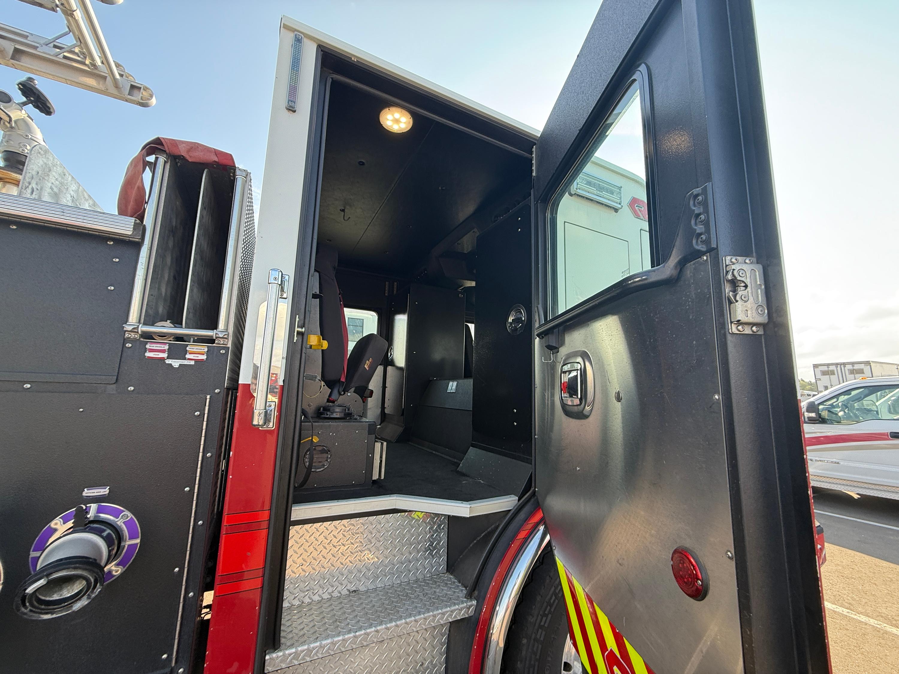 2015 Rosenbauer COMMANDER Pumper - image 15