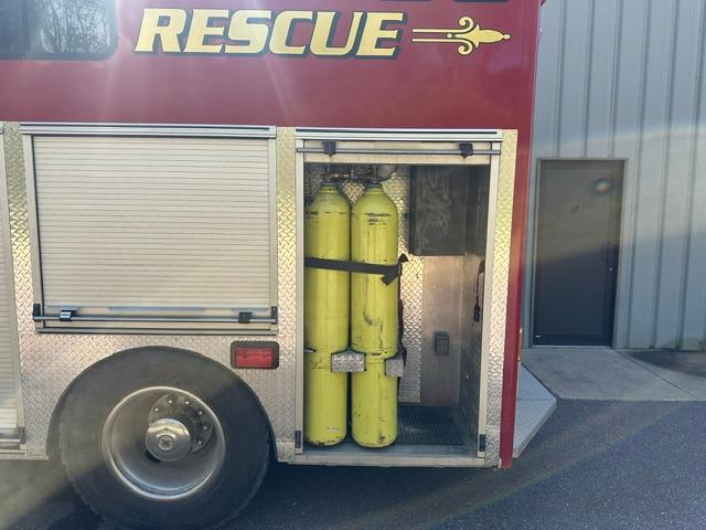 2001 International 4900 Heavy Rescue - image 13