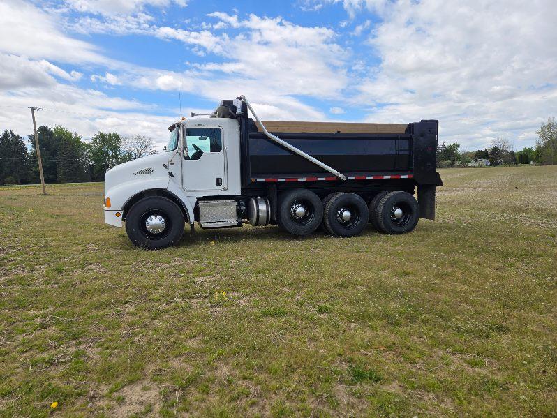 2005 Kenworth T 300 Dump Truck - image 1